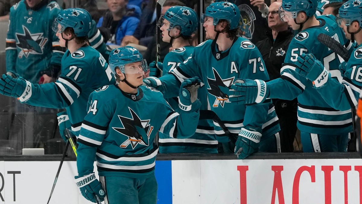 Mikael Granlund sa teší po strelenom góle v drese San Jose Sharks.