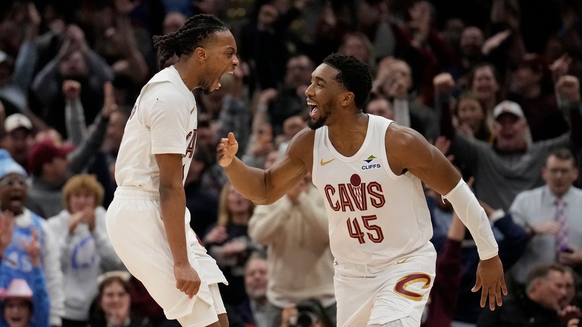 Donovan Mitchell a Darius Garland v zápase Cleveland - Oklahoma.