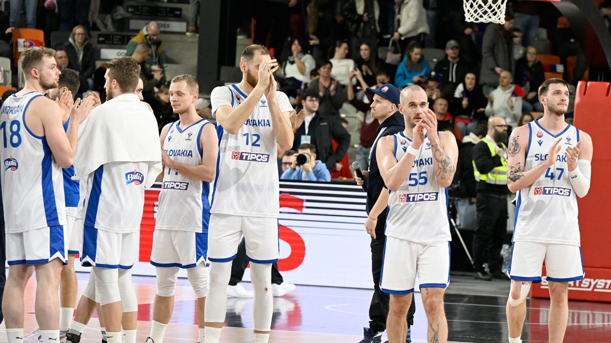 Na snímke slovenskí basketbalisti ďakujú divákom po zápase C-skupiny kvalifikácie ME 2025 v basketbale Slovensko – Lotyšsko.