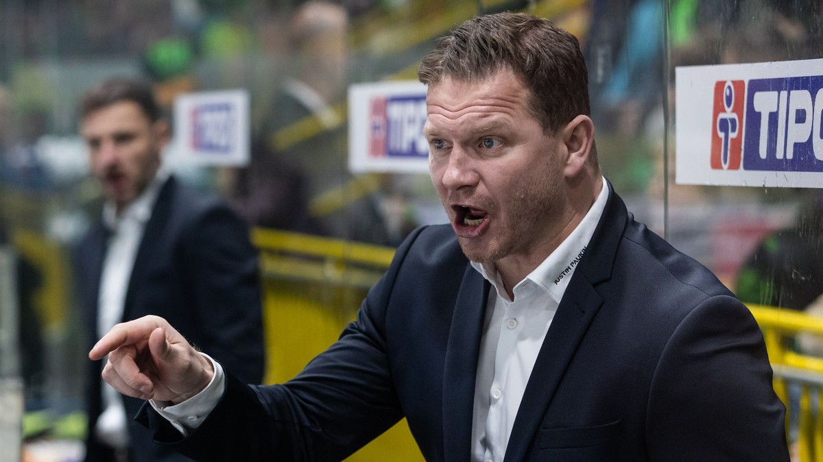 Tréner Milan Bartovič na lavičke DOXXbet Vlci Žilina.