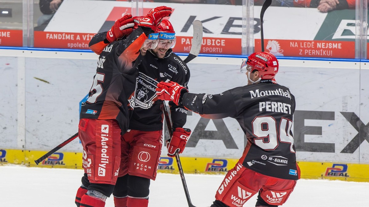 Alex Tamáši (vľavo) oslavuje gól so spoluhráčmi.