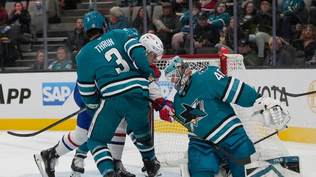 Juraj Slafkovský a brankár Alexandar Georgiev v zápase NHL San Jose Sharks - Montreal Canadiens.