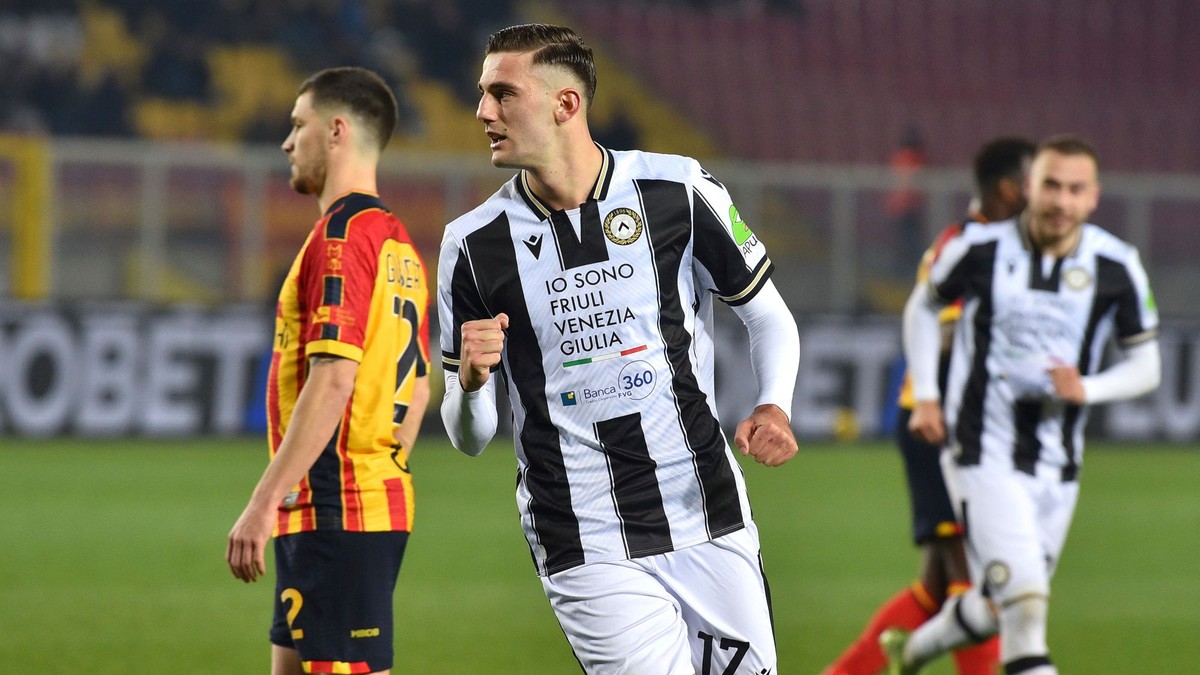 Futbalista Udinese Lorenzo Lucca sa teší z premenenej penalty.