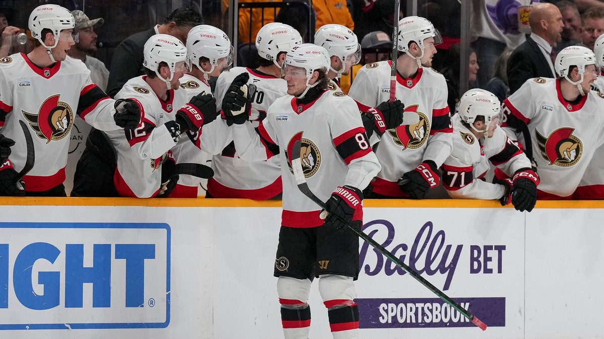 Adam Gaudette sa teší po strelenom góle v zápase NHL Nashville Predators - Ottawa Senators.