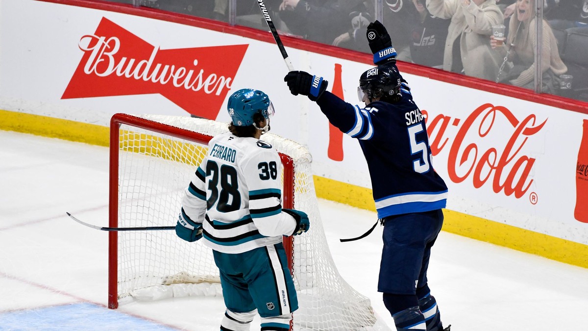 Mark Scheifele oslavuje víťazný gól proti San Jose.