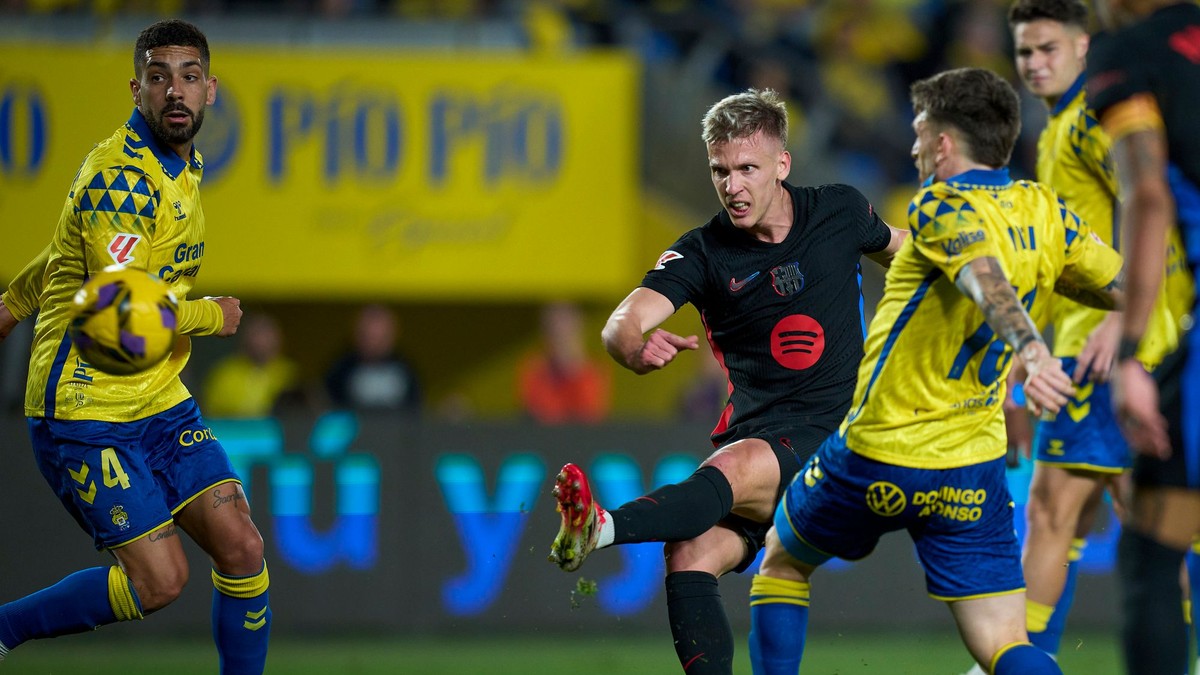 Dani Olmo strieľa gól v zápase Las Palmas - FC Barcelona. 