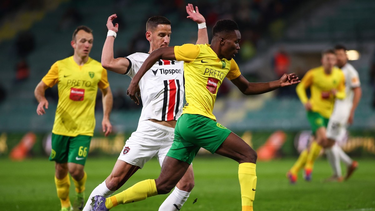 Samuel Gidi (vpravo) a Jakub Paur bojujú o loptu v zápase MŠK Žilina - FC Spartak Trnava vo štvrťfinále Slovnaft Cupu.