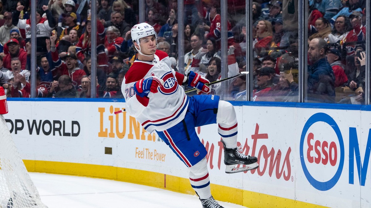 Juraj Slafkovský sa teší po strelenom góle v zápase NHL Vancouver Canucks - Montreal Canadiens.