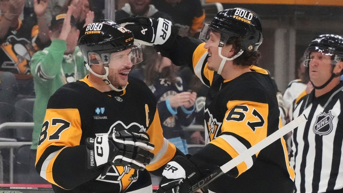 Sidney Crosby (vľavo) a Rickard Rakell sa tešia po strelenom góle v drese Pittsburgh Penguins.