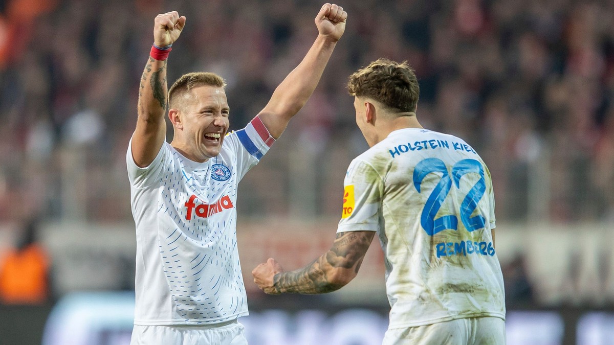 Futbalisti Holstein Kiel oslavujú gól.