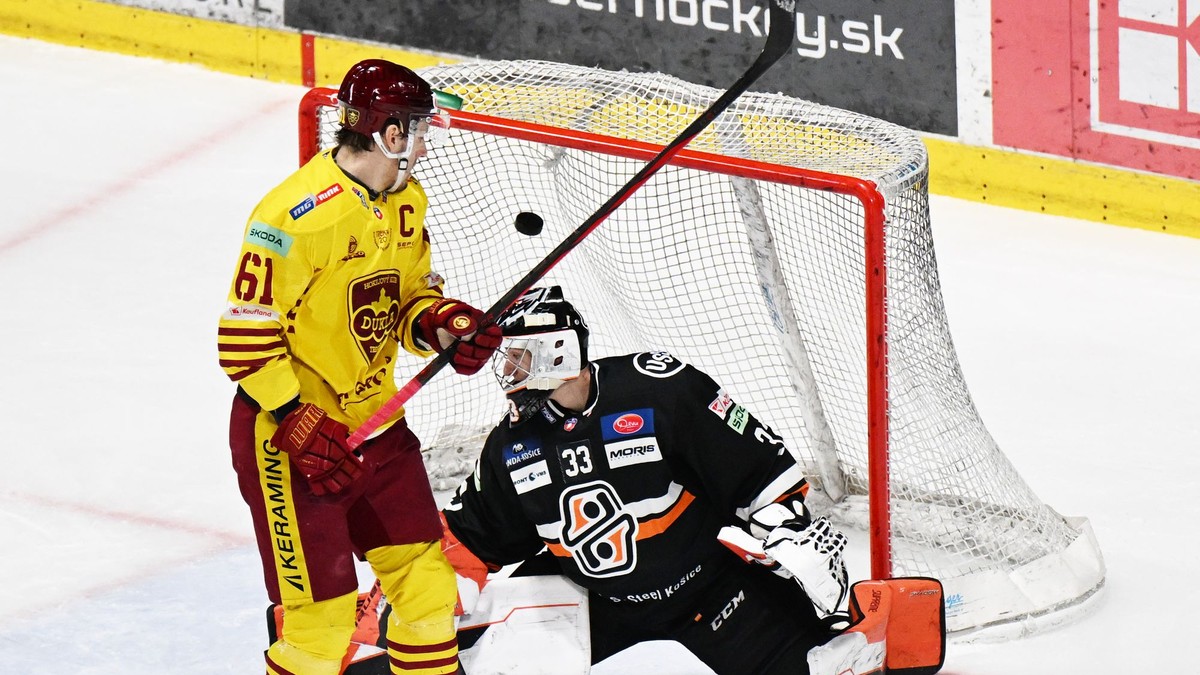 Na snímke vpravo brankár Dominik Riečický (Košice) inkasuje prvý gól, vľavo Filip Ahl (Trenčín).