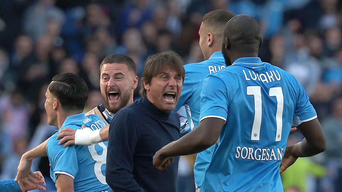 Tréner Antonio Conte s hráčmi SSC Neapol po víťazstve.