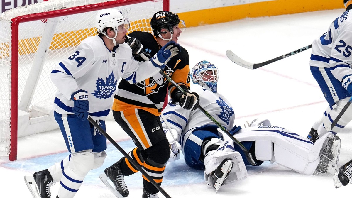 Auston Matthews (vľavo), Sidney Crosby a brankár Joseph Woll v zápase NHL Pittsburgh Penguins - Toronto Maple Leafs.