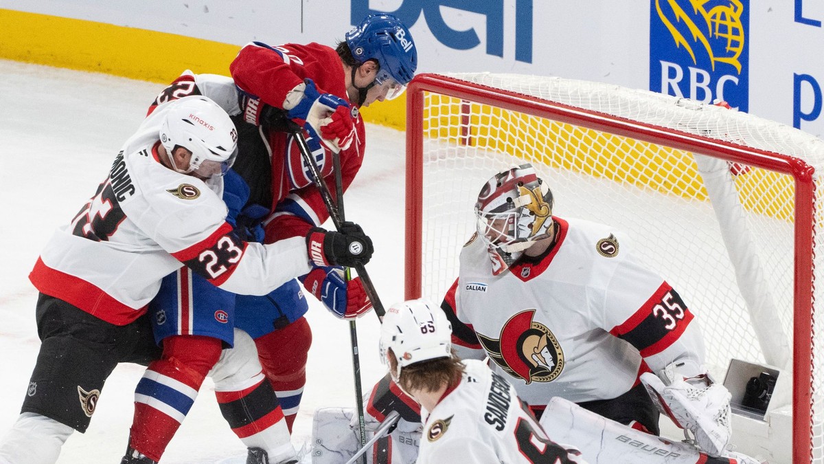 Juraj Slafkovský (Montreal) v súboji pred bránkou Ottawy. 