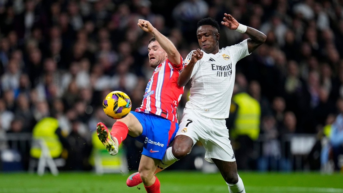 Vinícius Júnior (vpravo) a Javi Galán v zápase Real Madrid - Atlético Madrid.