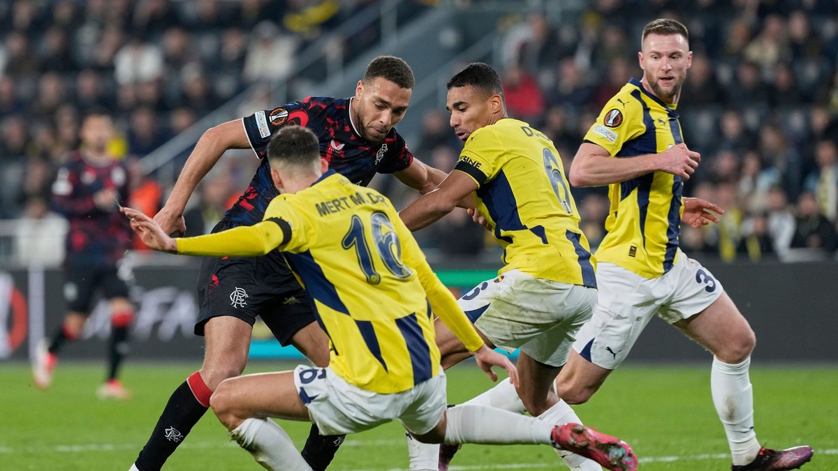 Hráč Fenerbahce Mert Muldur(druhý zľava) bojuje o loptu s Cyrielom Dessersom (vľavo) z Rangers a situáciu sledujú Alexander Djiku (druhý sprava) a Slovák Milan Škriniar (vpravo).