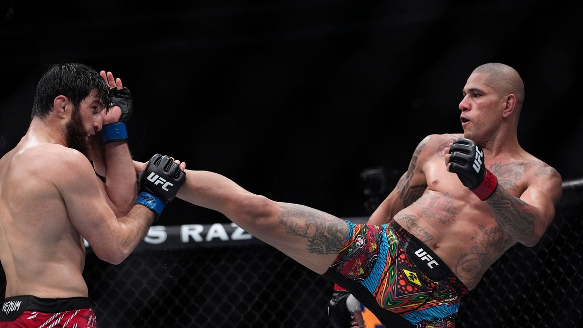 Alex Pereira triafa Magomeda Ankalaeva kopom počas zápasu na UFC 313