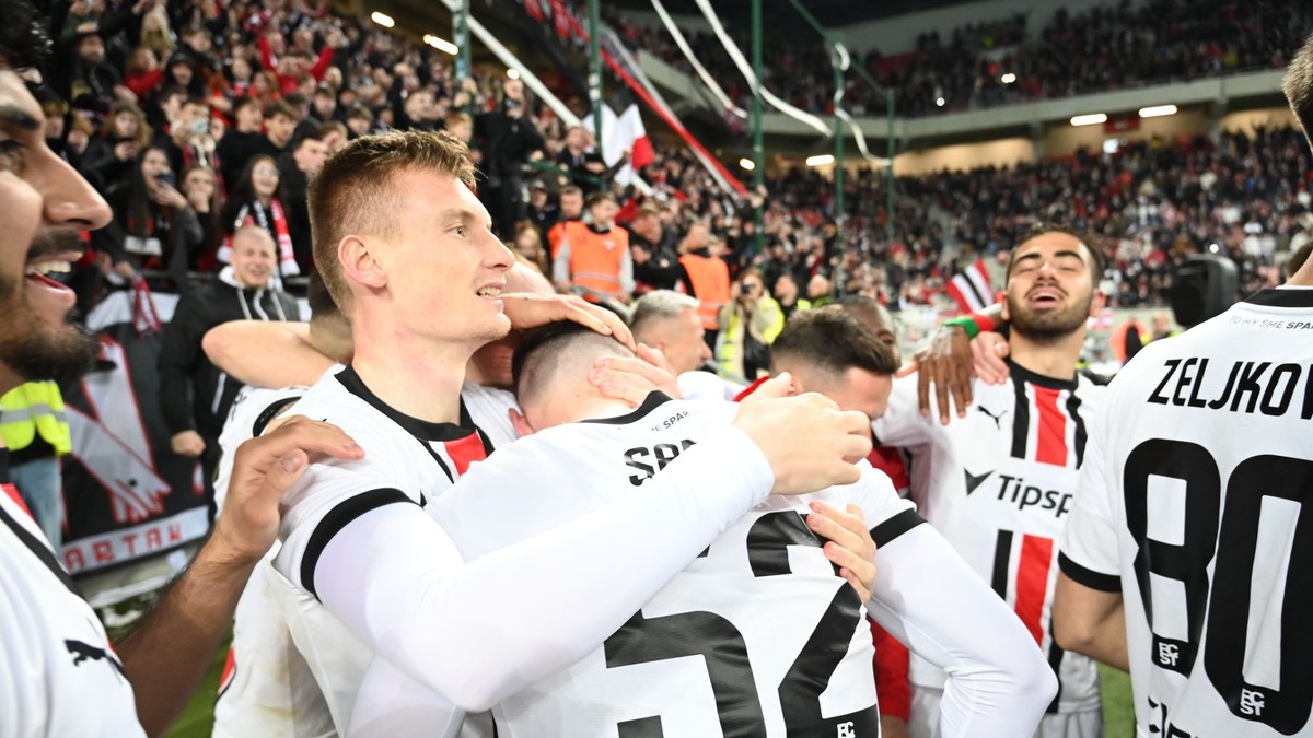 Hráči Trnavy sa tešia po rozhodujúcej penalte po skončení odvety semifinále Slovenského pohára FC Spartak Trnava - ŠK Slovan Bratislava.