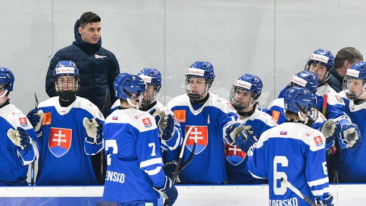 Tréner Martin Dendis na lavičke slovenskej hokejovej reprezentácie do 18 rokov.