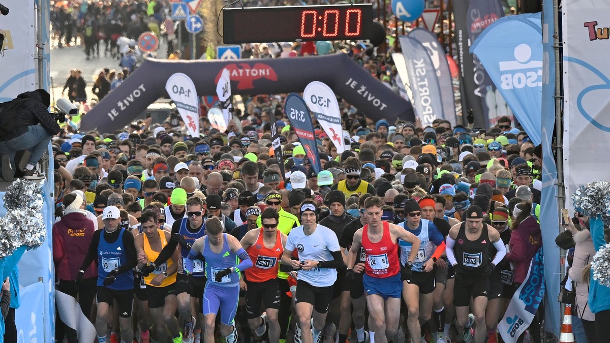 Na snímke pretekári počas štartu jubilejného 20. ročníka ČSOB Bratislava maratónu v Bratislave.