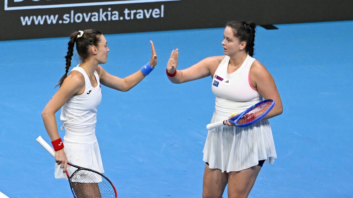 Na snímke slovenský deblový pár Tereza Mihalíková (vľavo) a Viktória Hrunčáková (vpravo).