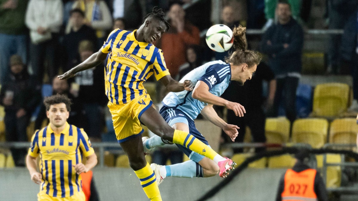 Július Szöke (Slovan) a Mahmudo Bajo (DAC).