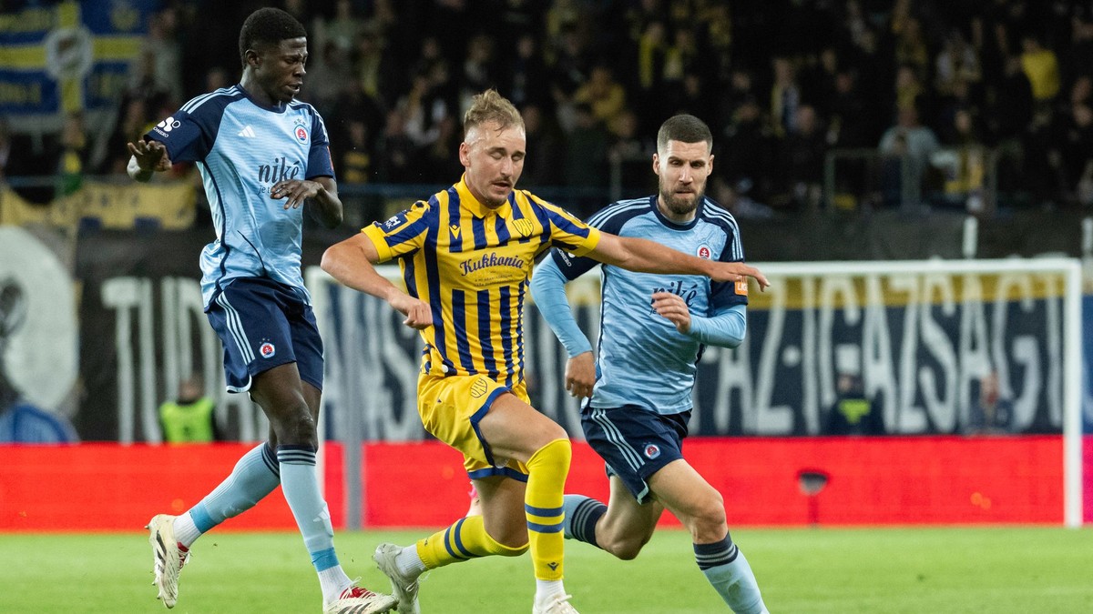Na snímke vľavo Sharani Zuberu, vpravo Kenan Bajrič (obaja Slovan) a uprostred Matej Trusa (DAC).