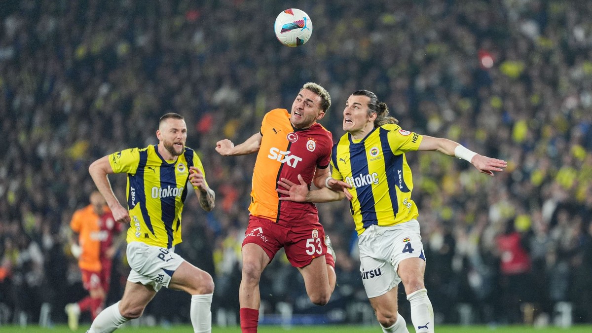 Na snímke hráči Fenerbahce Çağlar Söyüncü (vpravo) a Slovák Milan Škriniar (vľavo) a uprostred hráč Galatasaray Baris Alper Yilmaz.
