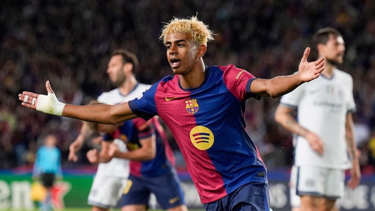 Lamine Yamal oslavuje gól do siete Barcelony.