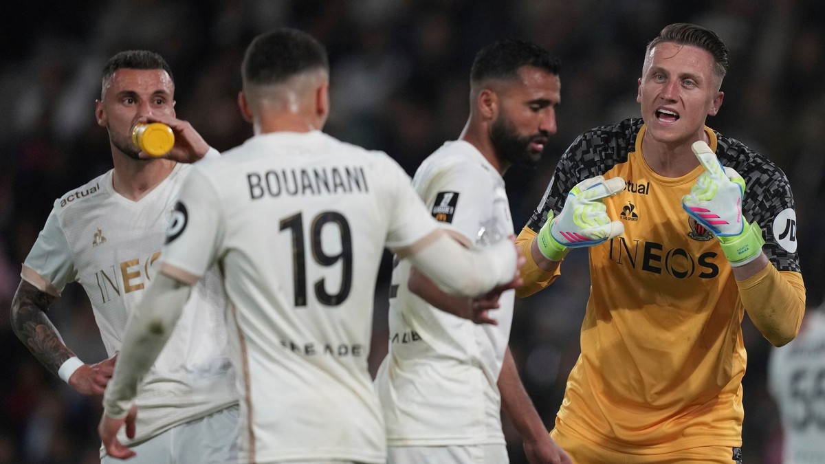 Brankár Nice Marcin Bulka (vpravo) reaguje v zápase francúzskej Ligue 1 Paríž St. Germain - OGC Nice.