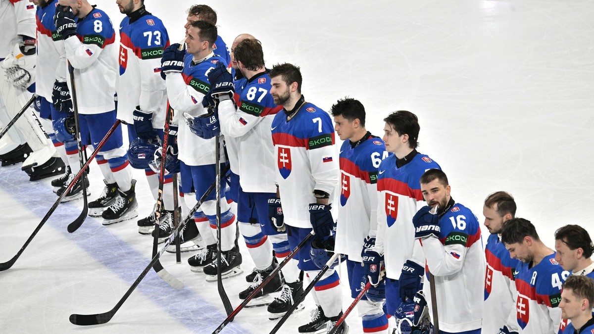 Slovenskí hokejisti po prehre v zápase Slovensko - Lotyšsko v skupine A na MS v hokeji 2025.