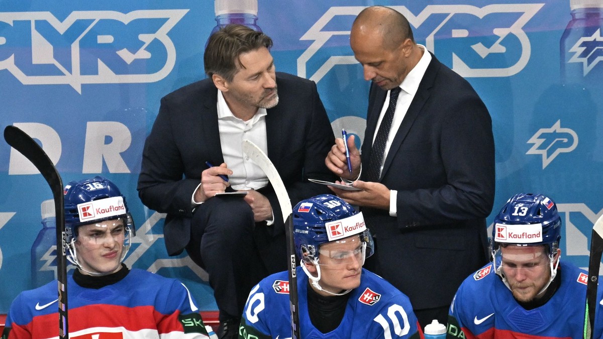 Hráčska lavica slovenskej hokejovej reprezentácie, vľavo tréner Vladimír Országh.