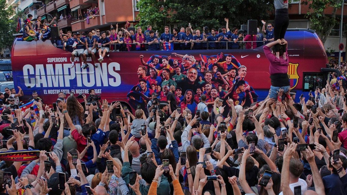 Autobus s futbalistami FC Barcelona počas osláv titulu.