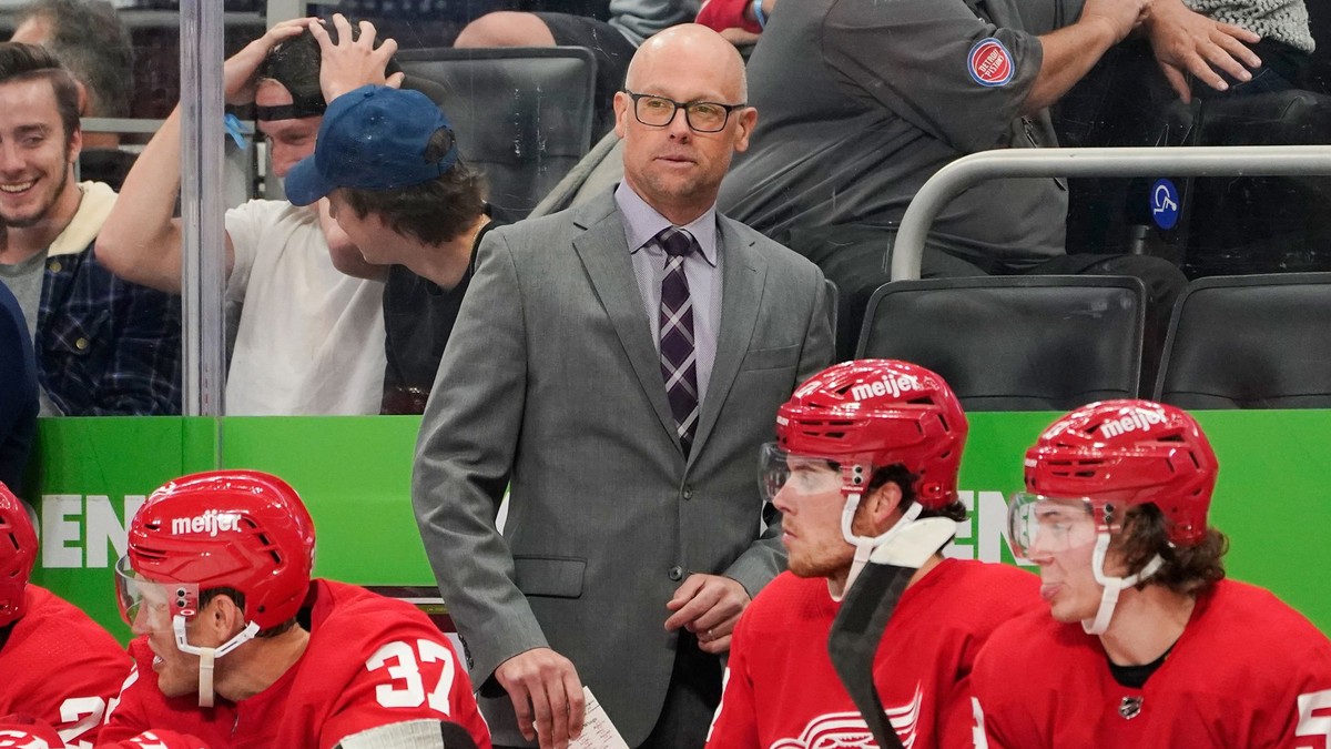 Tréner Jeff Blashill na striedačke Detroitu.
