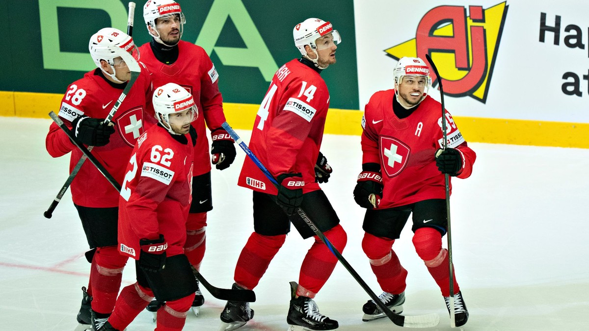 Sven Andrighetto (vpravo) sa so spoluhráčmi teší po strelenom góle v zápase Švajčiarsko - Nórsko v skupine B na MS v hokeji 2025.