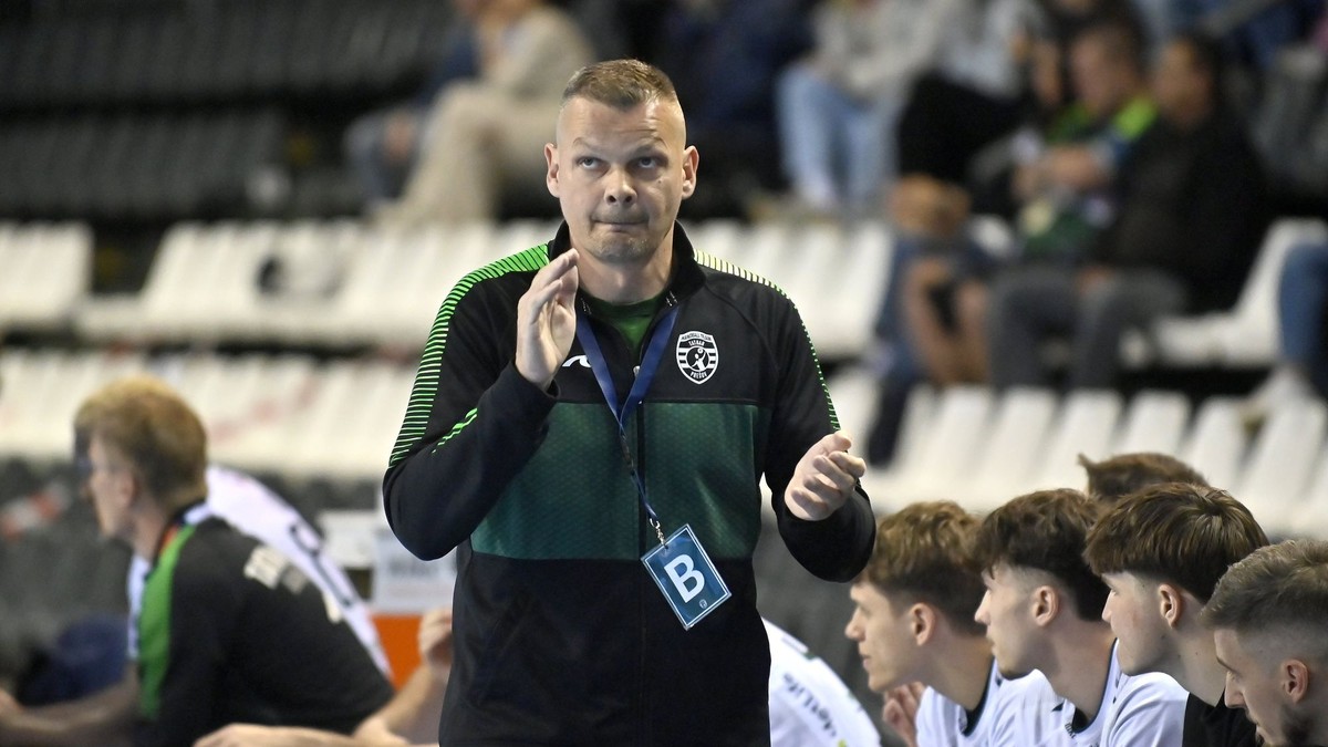 Tréner Radoslav Antl počas zápasu Tatran Prešov - MŠK Považská Bystrica v 1. finále play-off Niké Handball extraligy.