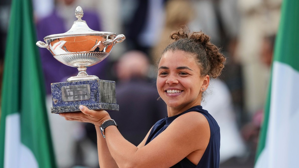 Jasmine Paoliniová s trofejou po triumfe na turnaji WTA v Ríme.