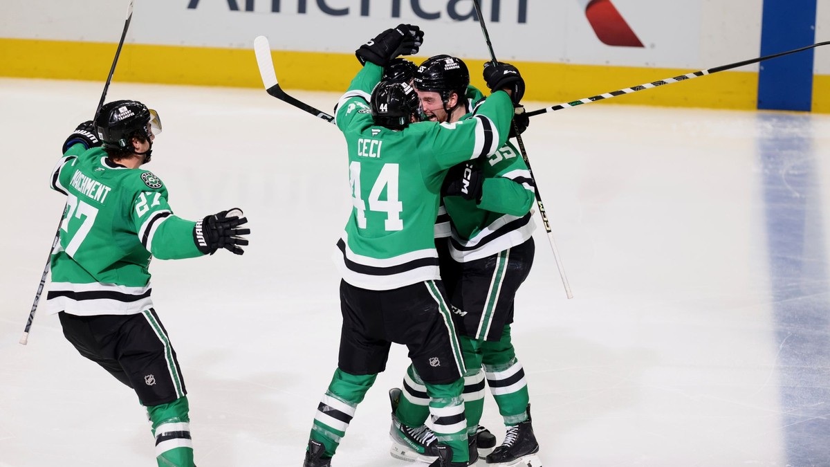 Zľava Mason Marchment, Cody Ceci a Thomas Harley sa tešia po góle v zápase Dallas Stars - Winnipeg Jets v 6. semifinále Západnej konferencie play-off NHL.