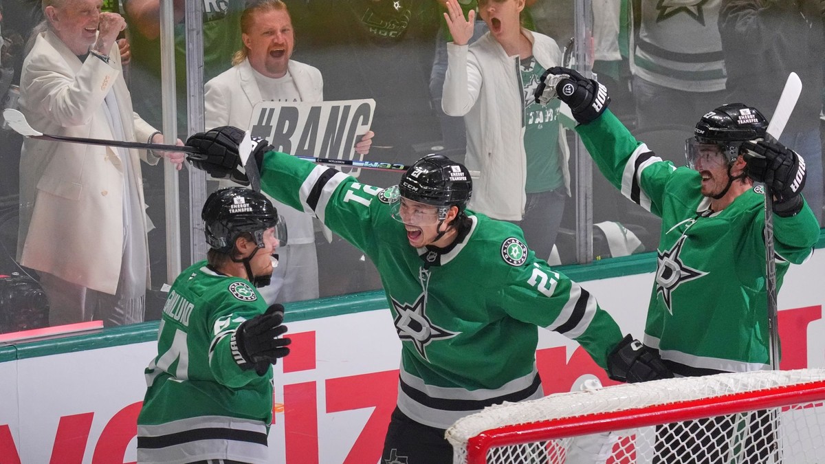 Mikael Granlund, Jason Robertson a Jason Marchment oslavujú gól