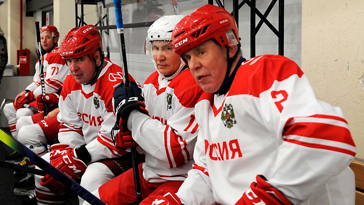 Fetisov na striedačke po boku Putina a Kasatonova