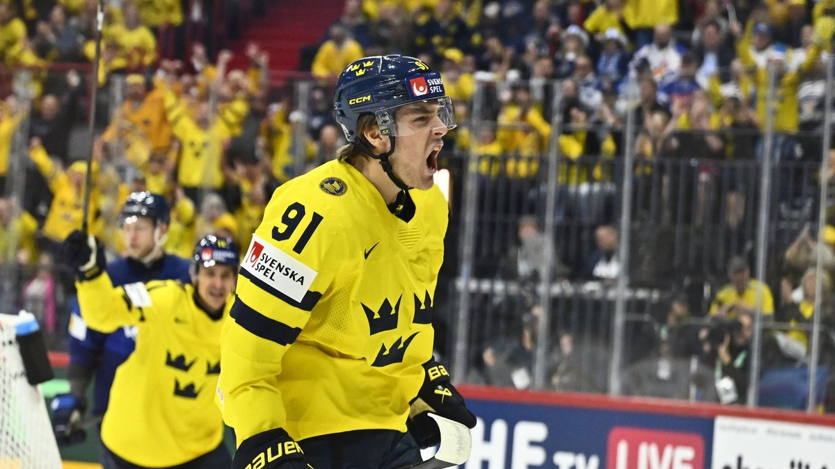 Švédsky hráč Leo Carlsson oslavuje gól v zápase A-skupiny Fínsko - Švédsko na MS v hokeji 2025. 