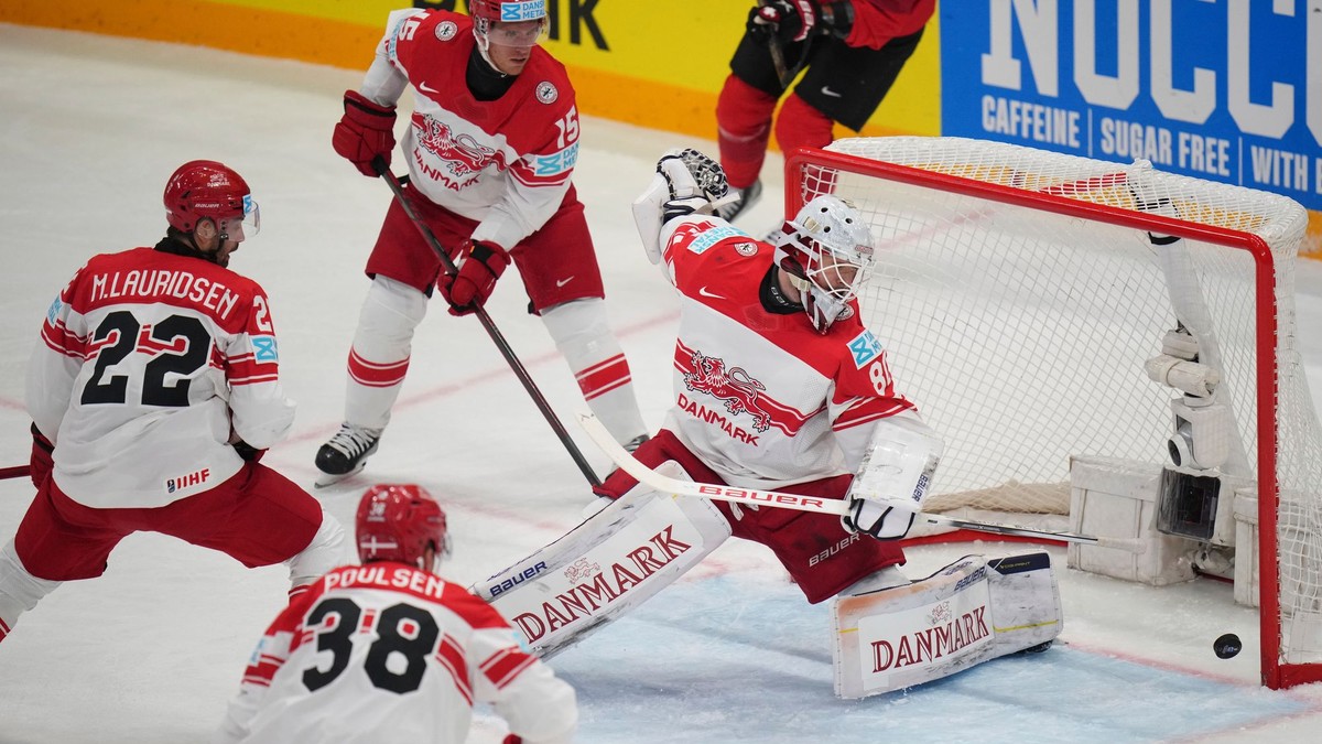 Frederik Dichow v zápase Švajčiarsko - Dánsko v semifinále na MS v hokeji 2025. 