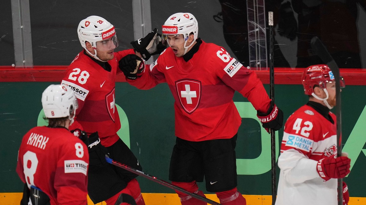 Švajčiarsko oslavuje gól v zápase Švajčiarsko - Dánsko v semifinále MS v hokeji 2025.