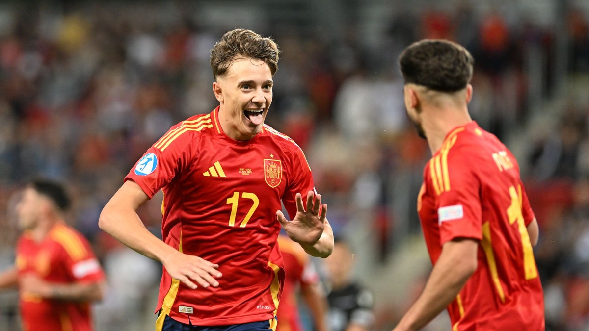 Jesus Rodríguez (vľavo) sa teší po strelenom góle v zápase Španielsko - Taliansko v skupine A na EURO U21 2025.