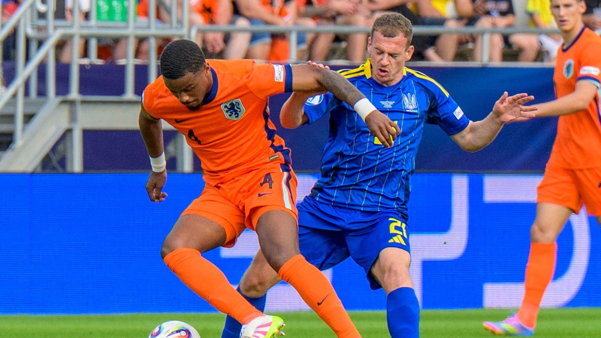 sprava futbalista  Maxim Bragaru (Ukrajina) a hráč Jorrel Hato (Holandsko)