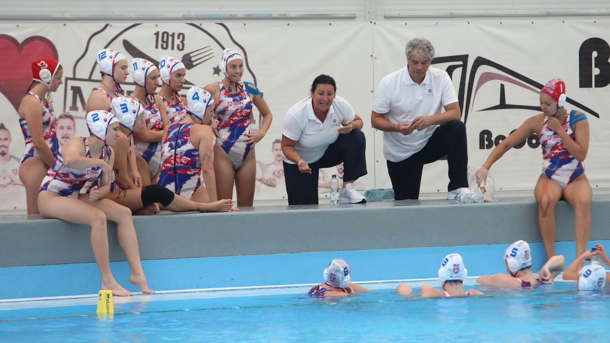 Trénerka slovenského tímu Ragusa Nunzia Cinzia počas vodného póla žien.