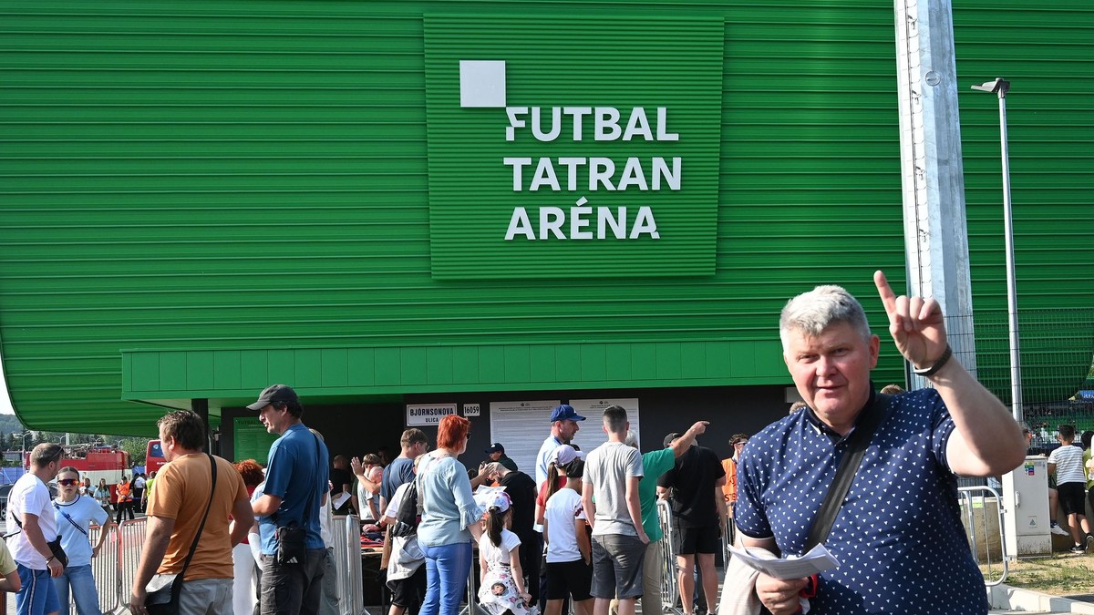 Fanúšikovia pred Futbal Tatran Arénou v Prešove.