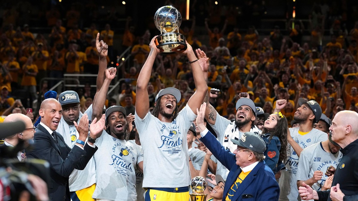 Basketbalista Indiany Pacers Myles Turner dvíha trofej pre víťaza Východnej konferencie NBA.
