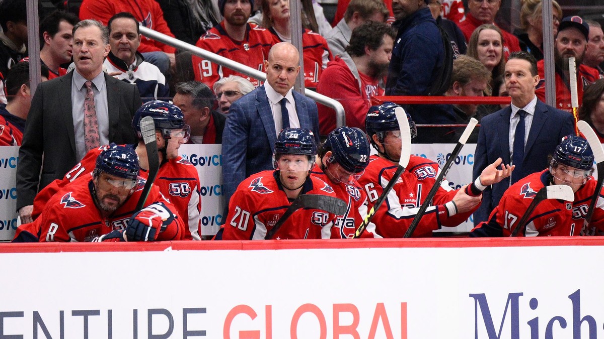Spencer Carbery (v strede) na lavičke Washington Capitals.