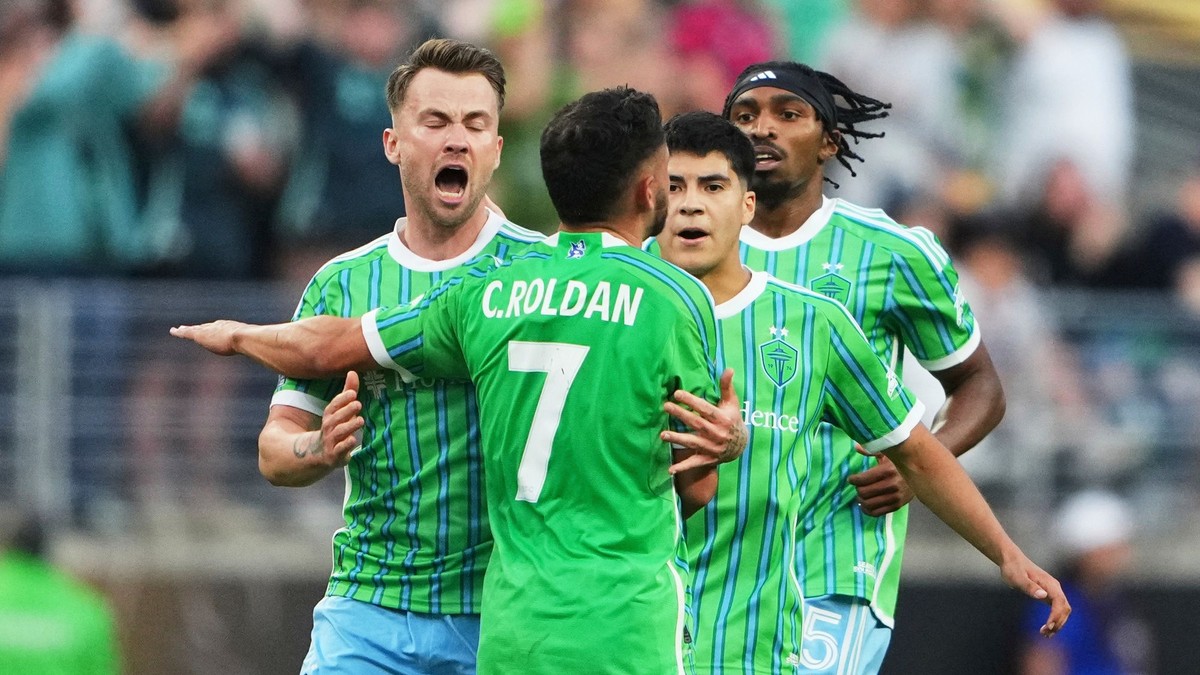 Cristian Roldan a Albert Rusnák (vľavo) sa tešia po strelenom góle v zápase Botafogo - Seattle Sounders na MS klubov FIFA 2025.